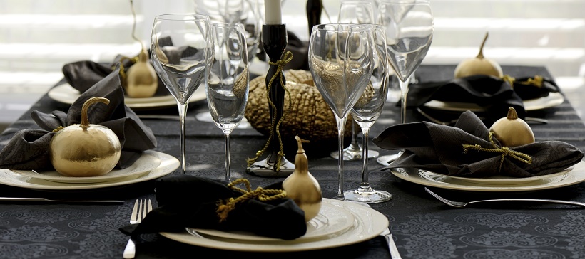 Gold pumpkins and black table décor as one of the Halloween home décor ideas