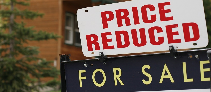 Price reduction sign to help people know when to buy a home